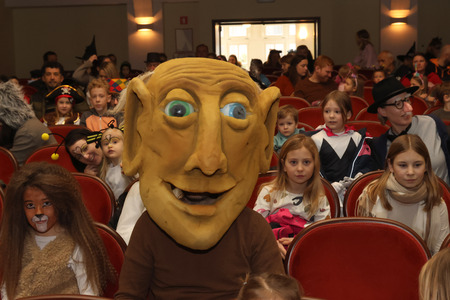 Otroška predstava Zaljubljeni v Butale 01 Foto Ljubo Vukelič